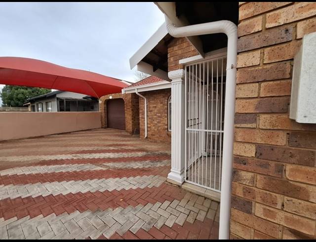 2 BEDROOM FREEHOLD FOR SALE IN EVATON WEST